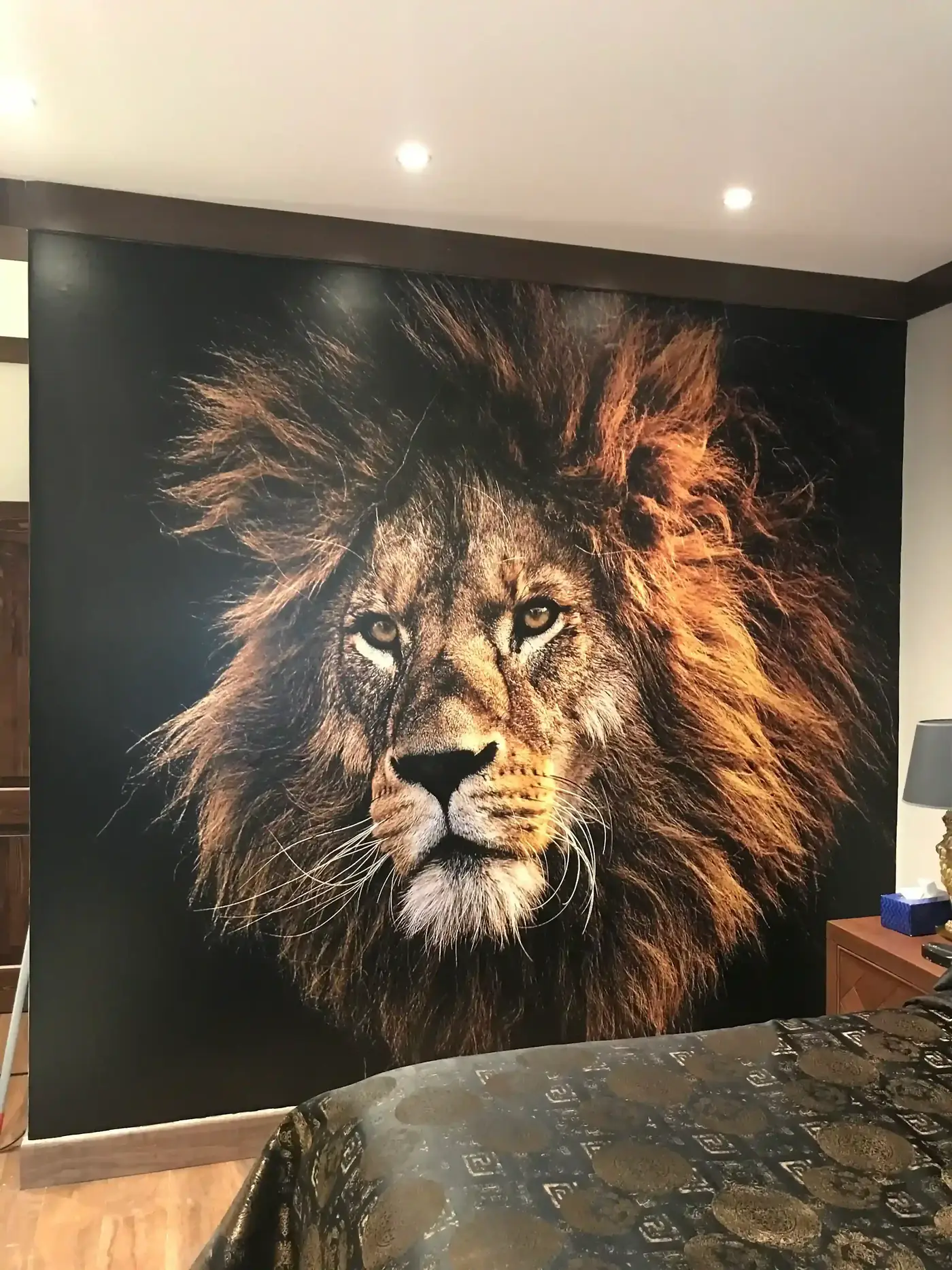 Yatak odası duvarını baştan başa kaplayan, tek parça 3D baskı aslan portreli duvar posteri
