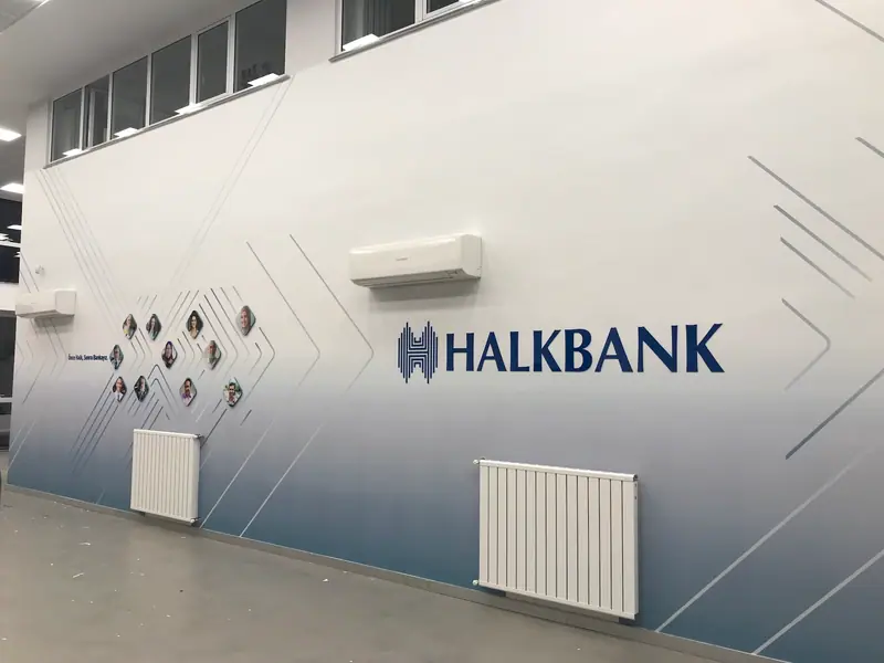 Halkbank şubesinde degrade çizgi desenli duvar kağıdı uygulaması — Buğra Dizayn