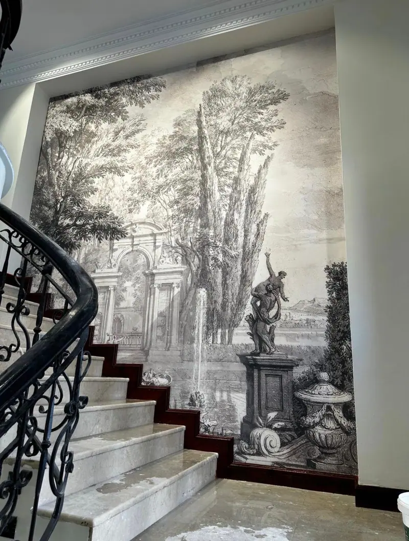 Merdiven boşluğunda klasik bahçe manzaralı duvar posteri — Buğra Dizayn