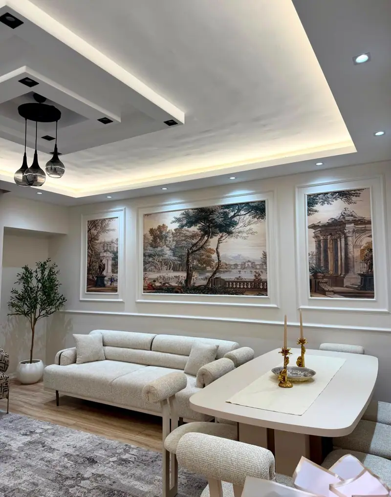 Salonda beyaz çerçeveli üçlü klasik manzara duvar posteri — Buğra Dizayn