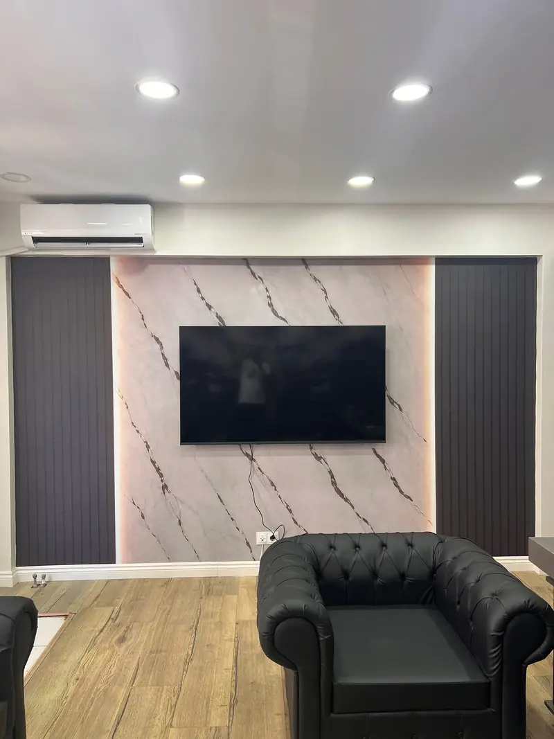 TV duvarında pembe mermer desenli duvar kağıdı ve çıtalı panel — Buğra Dizayn